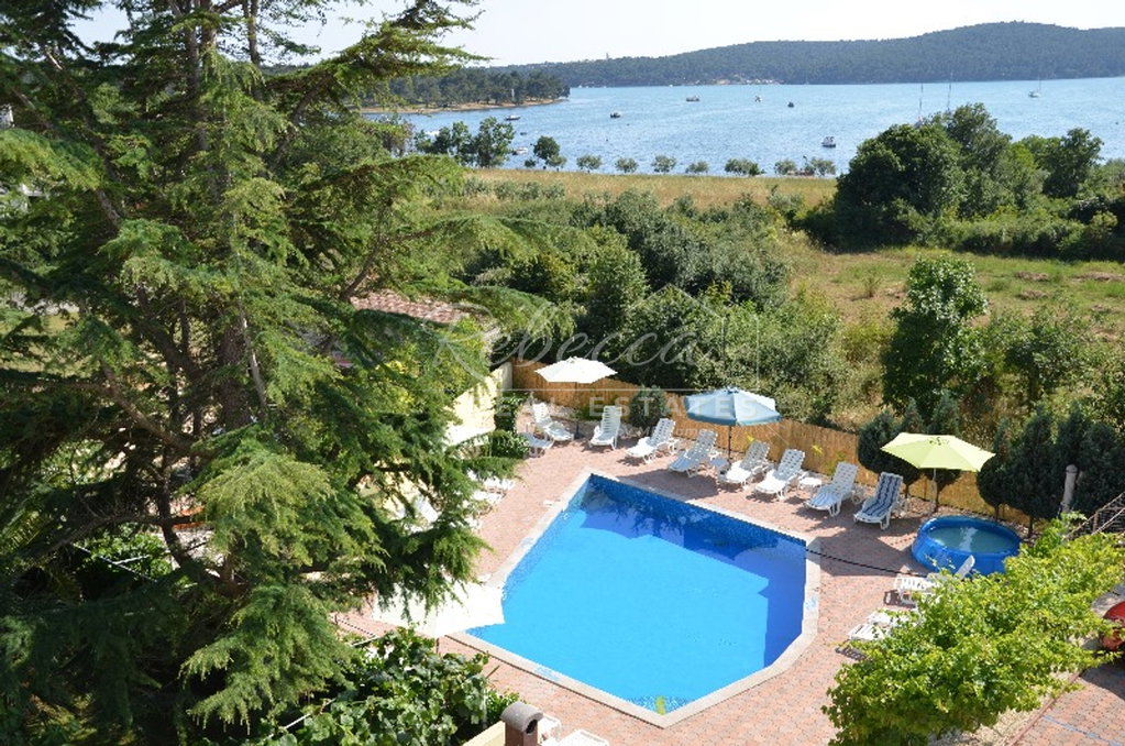 KROATIEN - MEDULIN - HAUS MIT WOHNUNGEN UND POOL, 400 METER ZUM MEER