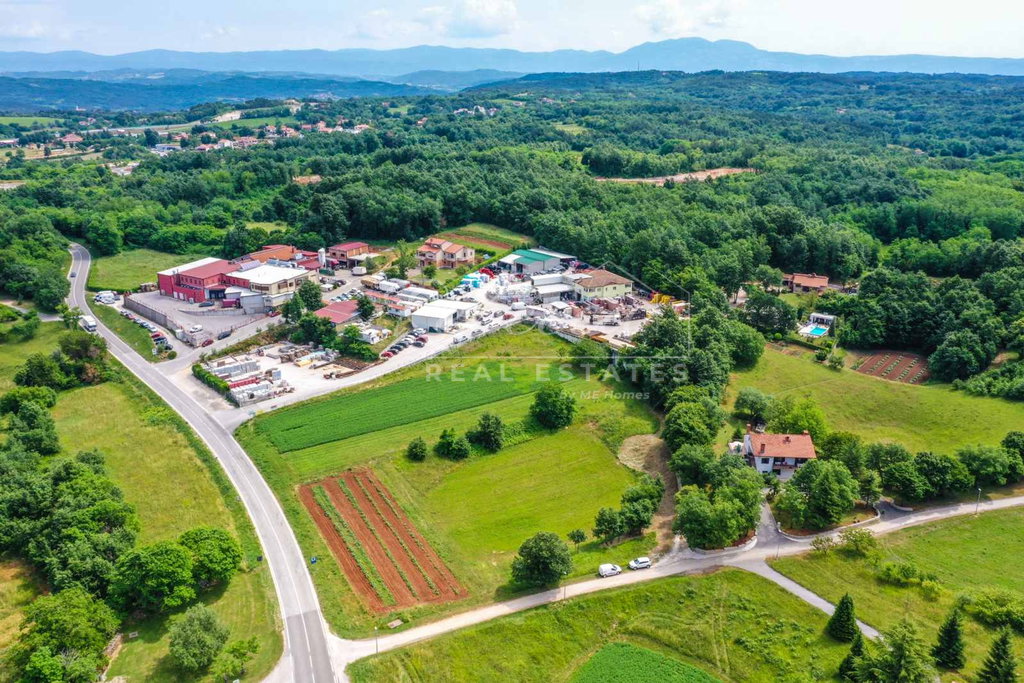 ISTRA, PAZIN: GRAĐEVINSKO ZEMLJIŠTE 7508 m2, POSLOVNA NAMJENA i 2000 m2 POLJOPRIVREDNI DIO