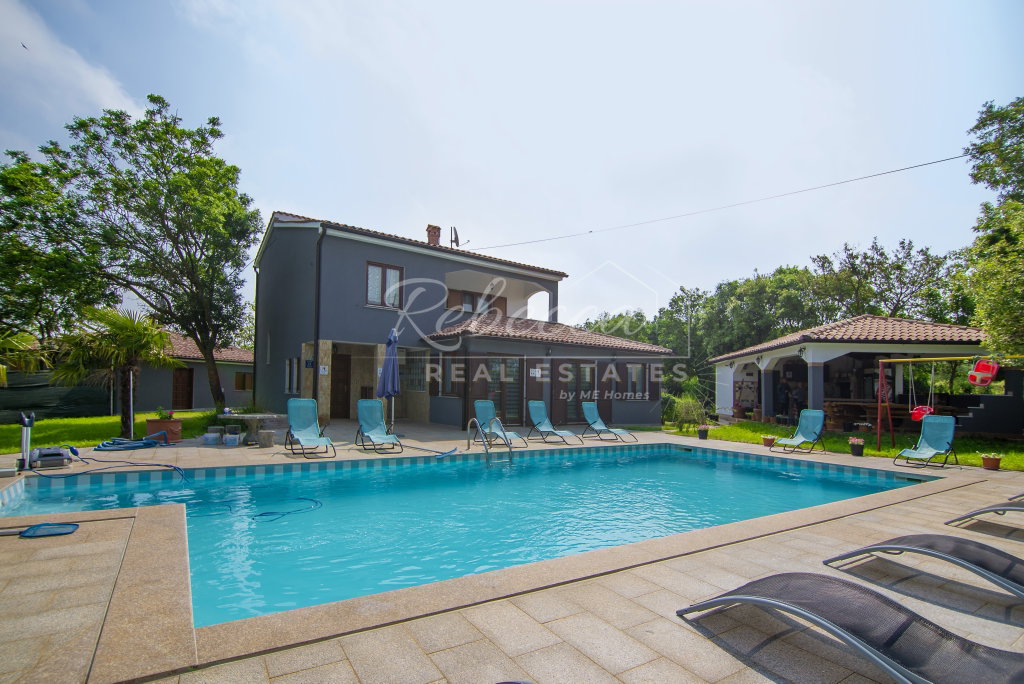 KROATIEN, ISTRIEN, VALTURA: SCHÖNE STATION, DREI HÄUSER, SCHWIMMBAD, 16 000 m2 GRUNDSTÜCK
