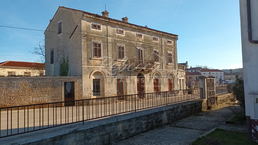 Pazin, Umgebung, schönes Haus zum Renovieren, 450 m2