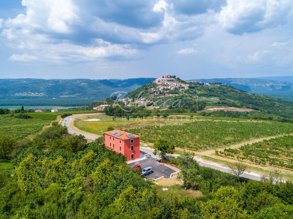 Stambeno-poslovno-ugostiteljska zgrada s građevinskim zemljištem, hotel