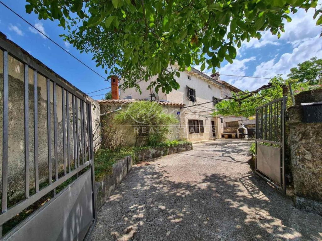 Kamenný istrijský dom, 150 m2, 2 izby, cisterna, okolie Svetvinčenta.