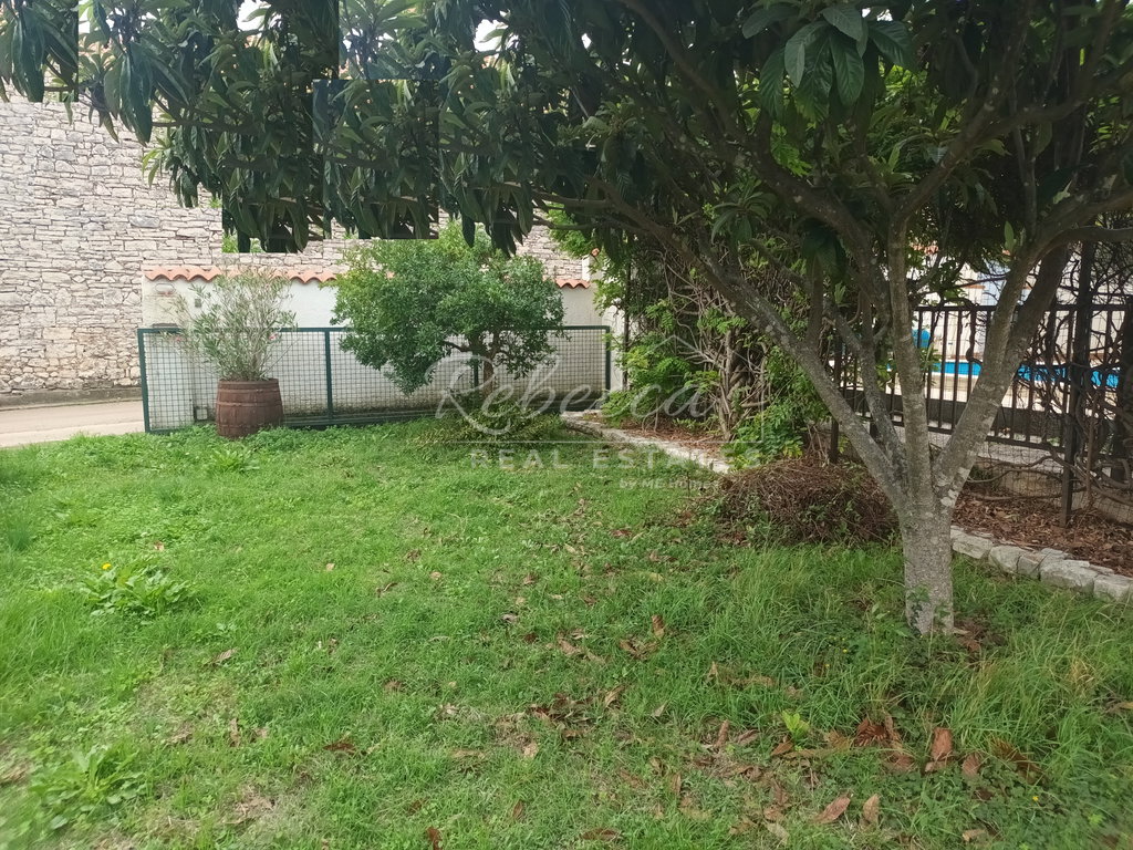 Prízemný dom s bazénom, garážou, dvorom, Peruški