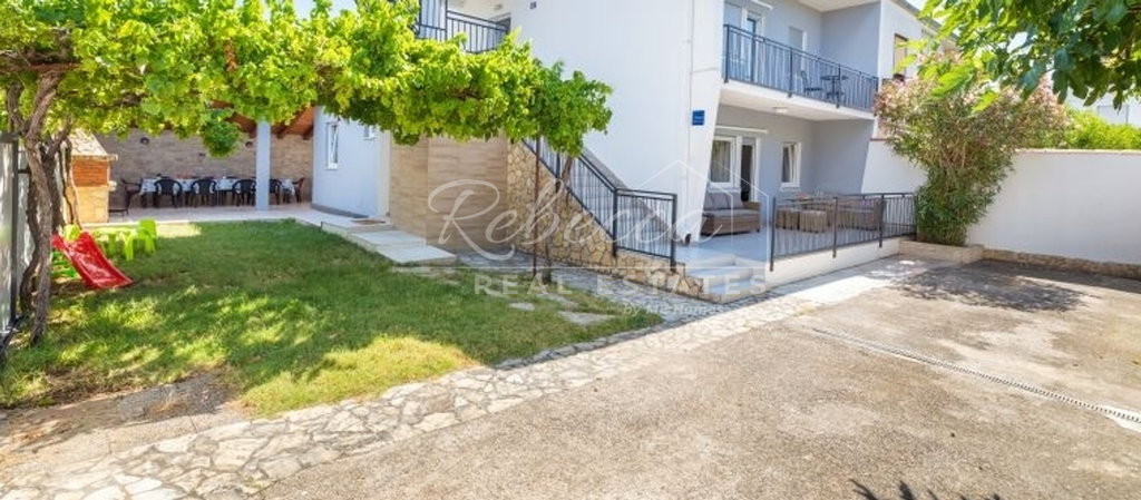 Haus 220 m2, drei Wohnungen, 300 m vom Meer entfernt, Medulin