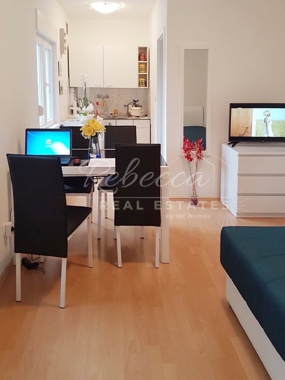 Apartment for sale – Barbariga, 40 m², renovated and fully furnished, 1st floor, balcony, parking