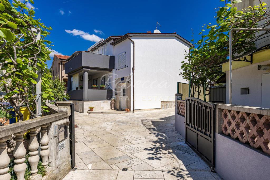 Palazzina, 360 m2, 500 m dal mare, Fasana