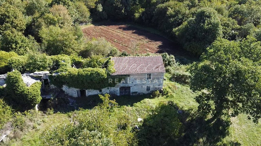 Oprtalj: Haus 80 m2, Grundstück 4498 m2