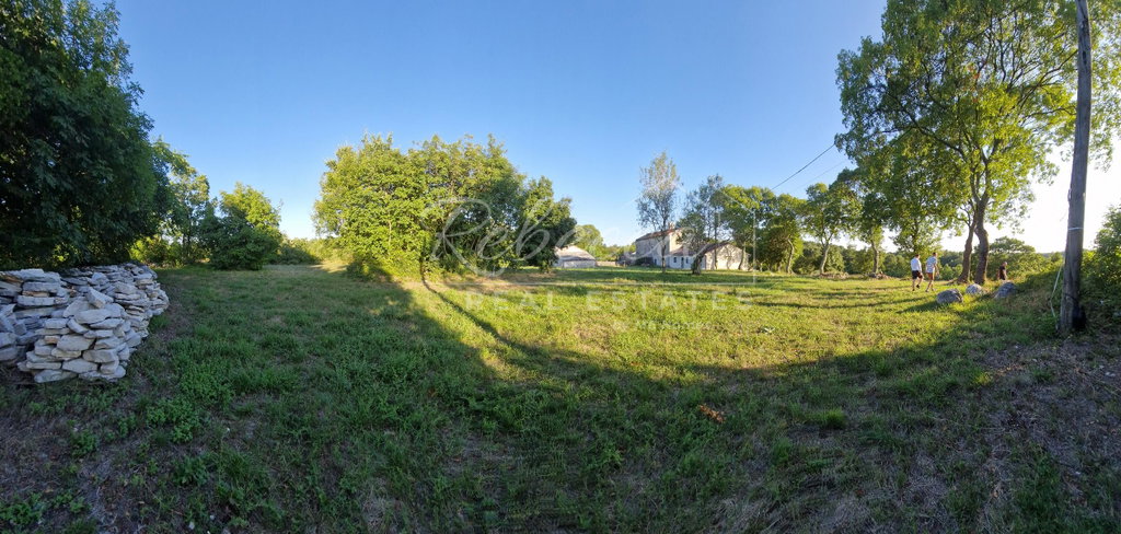 Gradbena parcela velikosti 2.450 m² z modernim projektom v bližini Barbana