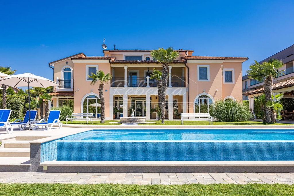Villa erste Reihe zum Meer, 550 m2, zwei Swimmingpools, Medulin