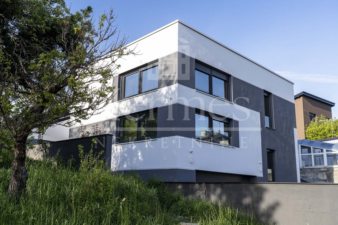 Fotografija oglasa: Četverosoban i veći · 360 m² · 1. kat