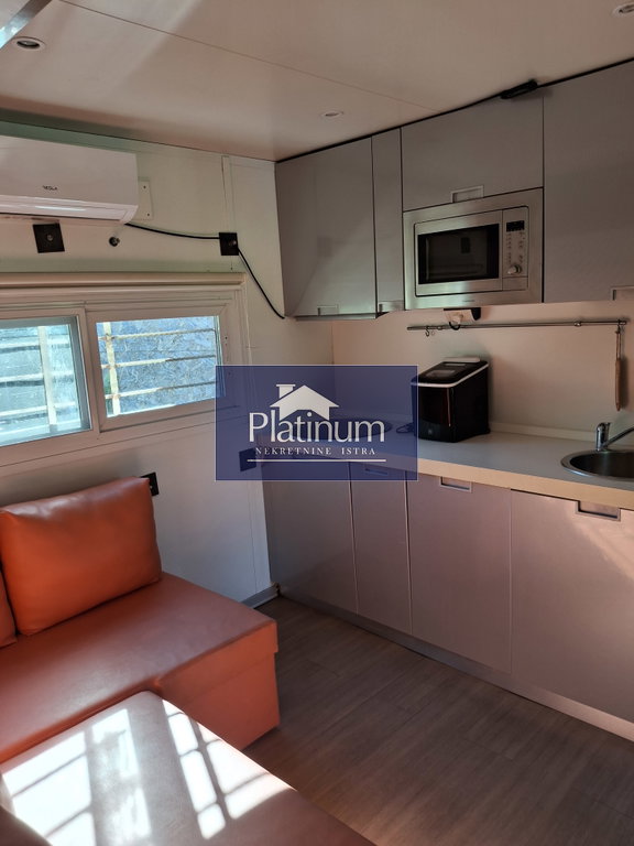 Istra, Peroj,  montažni objekt 350 m2 od mora