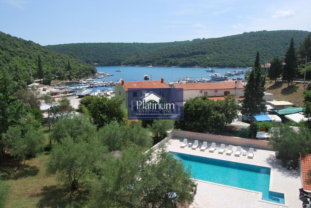 Istra, Krnica, prodaja se ekskluziven hotel v prvi vrsti ob morju