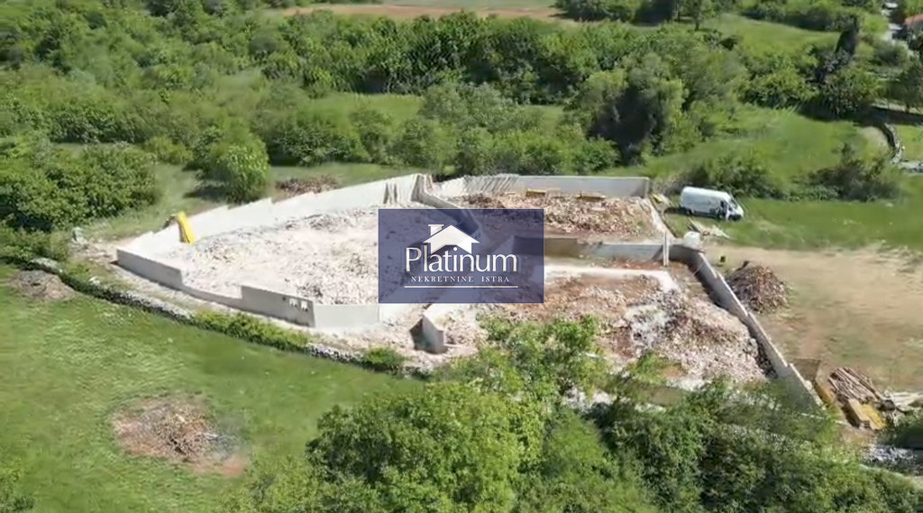 Istra,Cetinići građevinsko zemljište s projektom i građevinskom dozvol