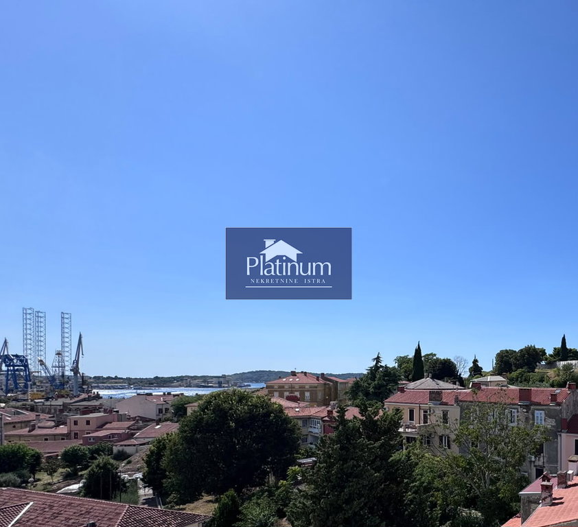 PULA, STAN STROGI CENTAR 2 SOBE, 63m2,  V. KAT pogled more