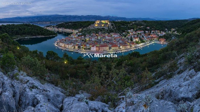 NOVIGRAD, ZEMLJIŠTE 1028M2 SA DOZVOLOM ZA 8 STAMBENIH JEDINICA!!!