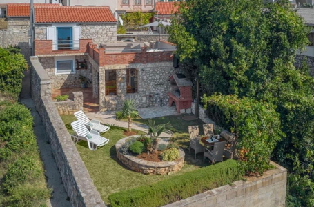Prelijepa kamena kuća