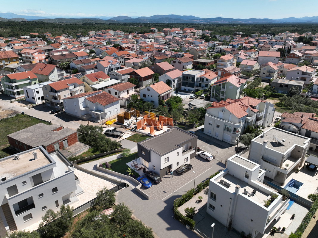Vodice - Dvoetažni stan S1 s vrtom, super lokacija, 500m do plaže