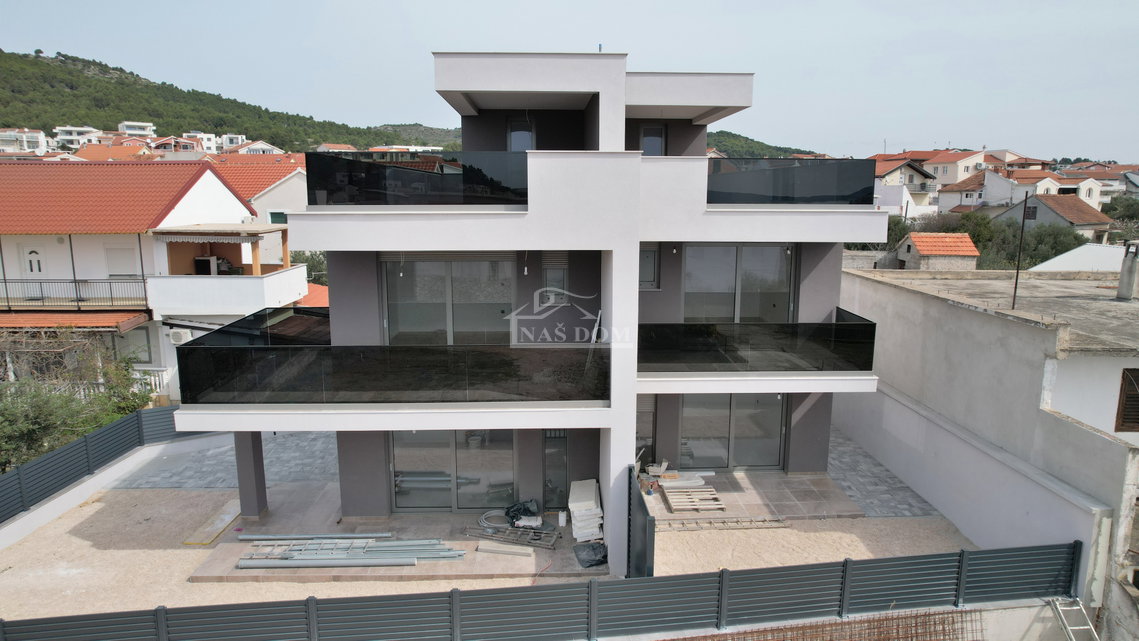 Tribunj - Dvojna kuća s krovnom terasom na super lokaciji, 400m od plaže