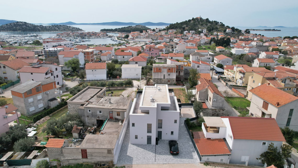 Tribunj - Dvojna kuća s krovnom terasom na super lokaciji, 400m od plaže