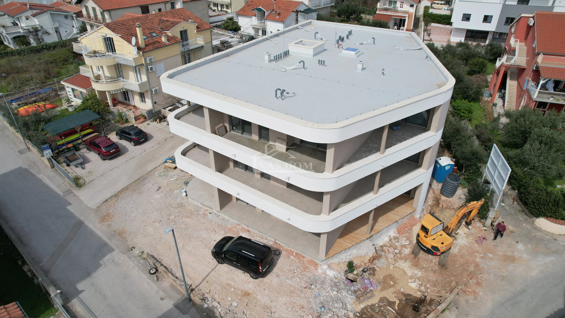 vodice nekretnine stan s liftom i pogledom na more
