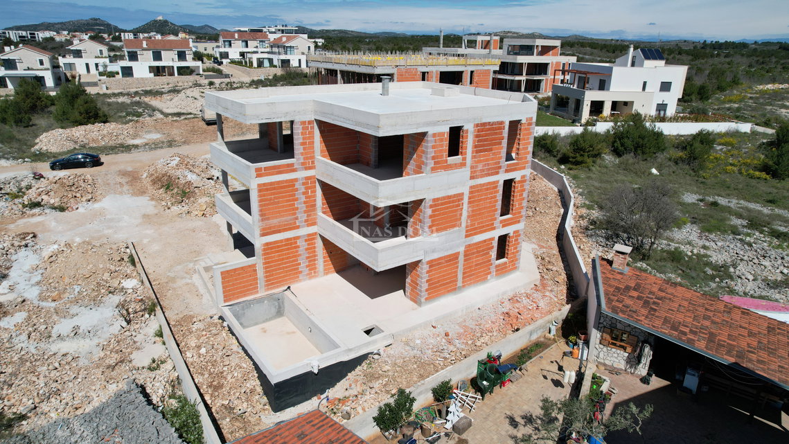 Vodice - Luksuzni dvoetažni stan S2 s bazenom i vrtom, pogled na more
