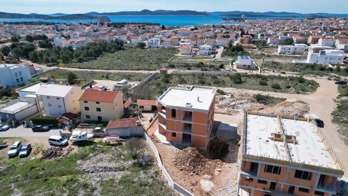 Vodice - Luksuzni dvoetažni stan S2 s bazenom i vrtom, pogled na more