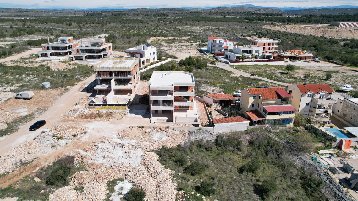 Vodice - Luksuzni dvoetažni stan S2 s bazenom i vrtom, pogled na more
