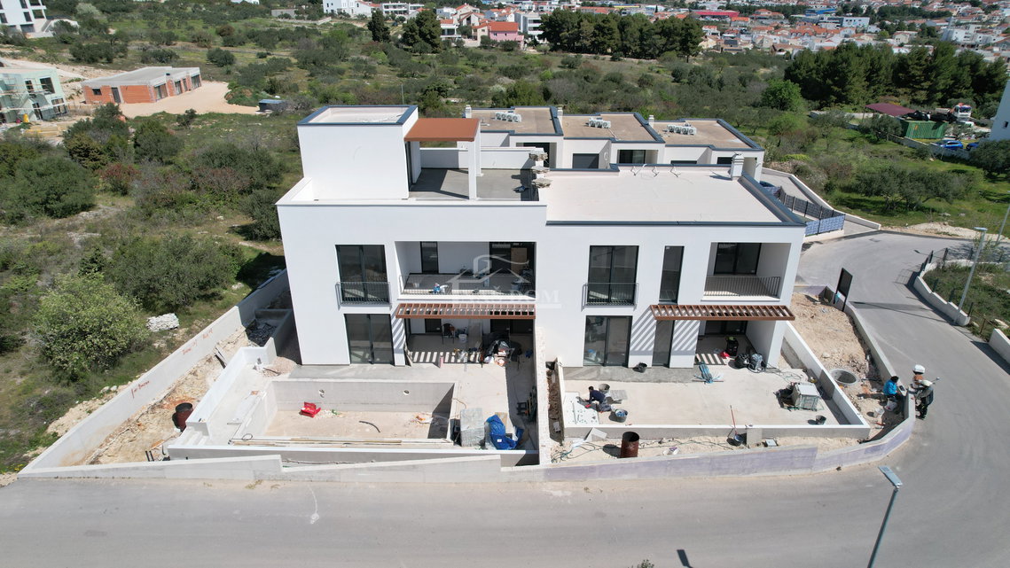 Vodice - Dvojna kuća S1 s bazenom i krovnom terasom