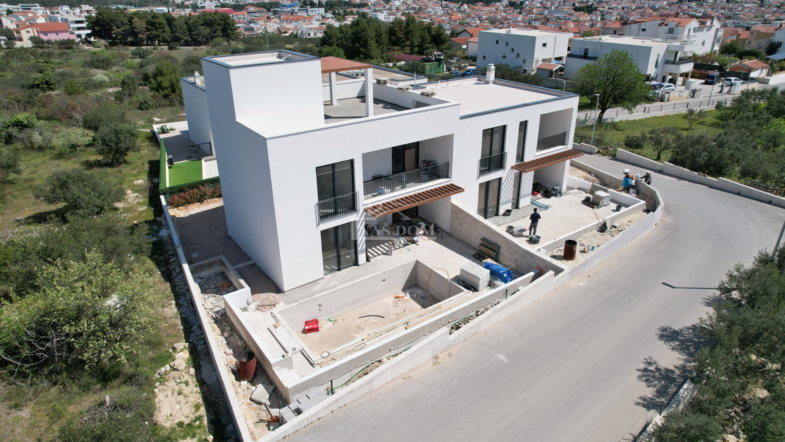 Vodice - Dvojna kuća S1 s bazenom i krovnom terasom