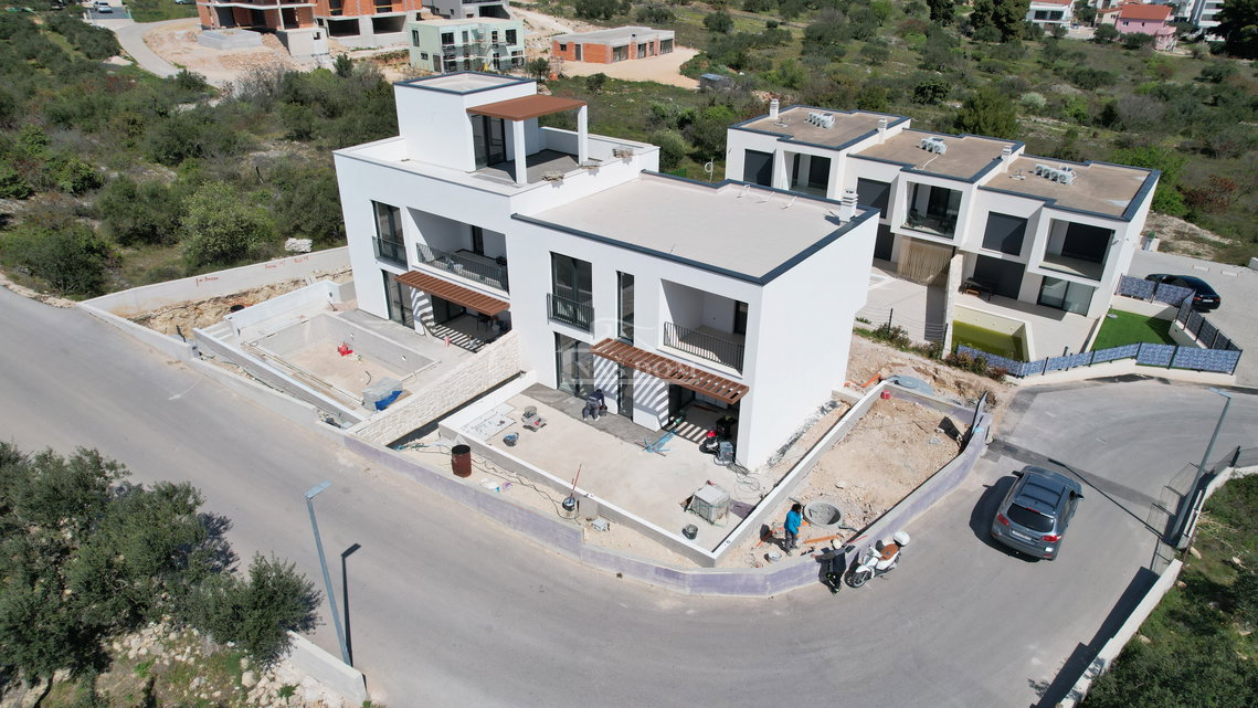 Vodice - Moderna dvojna kuća S2, 1300m od plaže