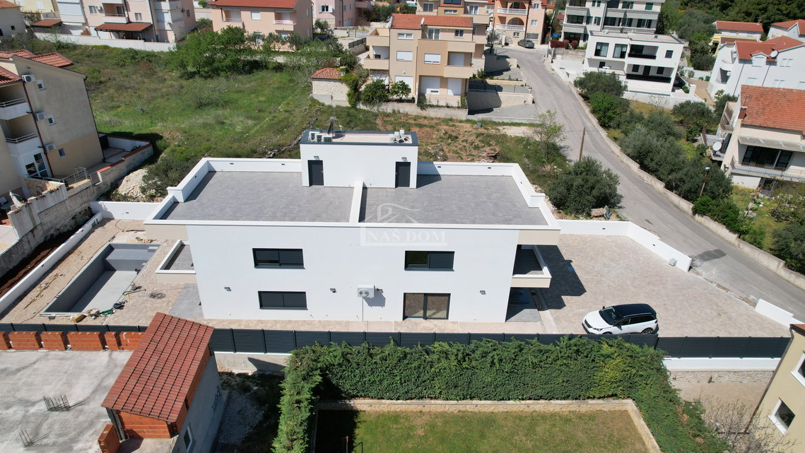 Vodice - Stan S3 na prvom katu s krovnom terasom, pogled na more
