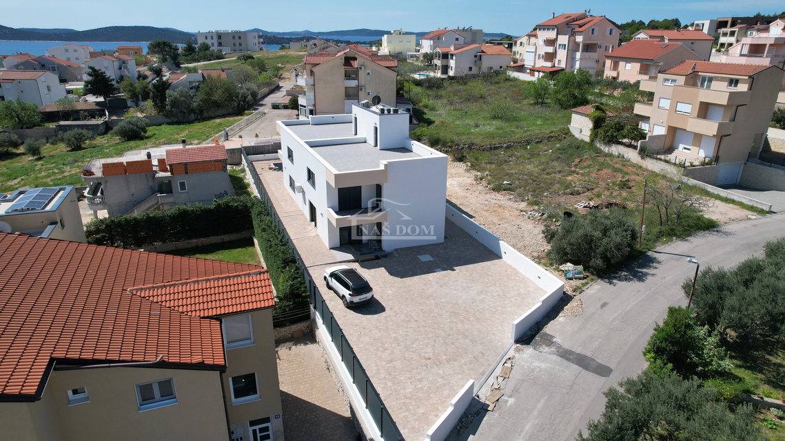 Vodice - Stan S3 na prvom katu s krovnom terasom, pogled na more
