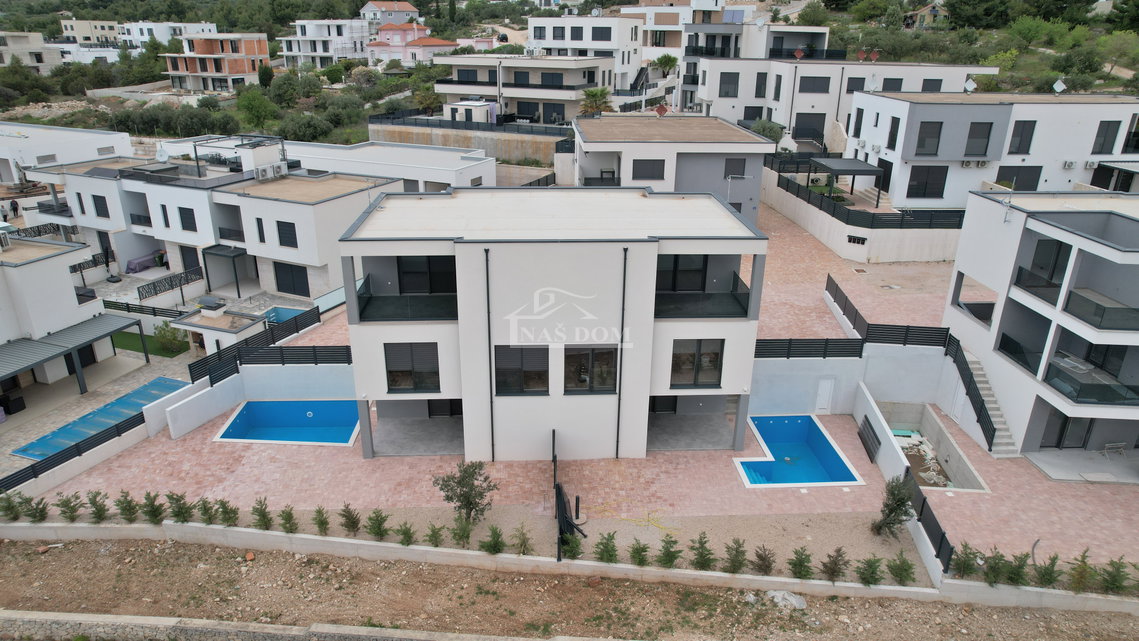 Nova dvojna kuća na 3 etaže, s bazenom i vrtom - 700m od plaže