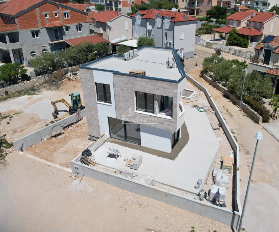 Srima - Luksuzna vila na super lokaciji, samo 200m od plaže