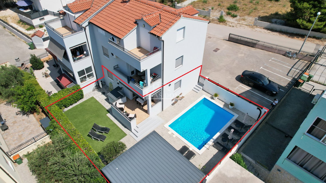 nekretnine vodice, stan s privatnim vrtom i bazenom