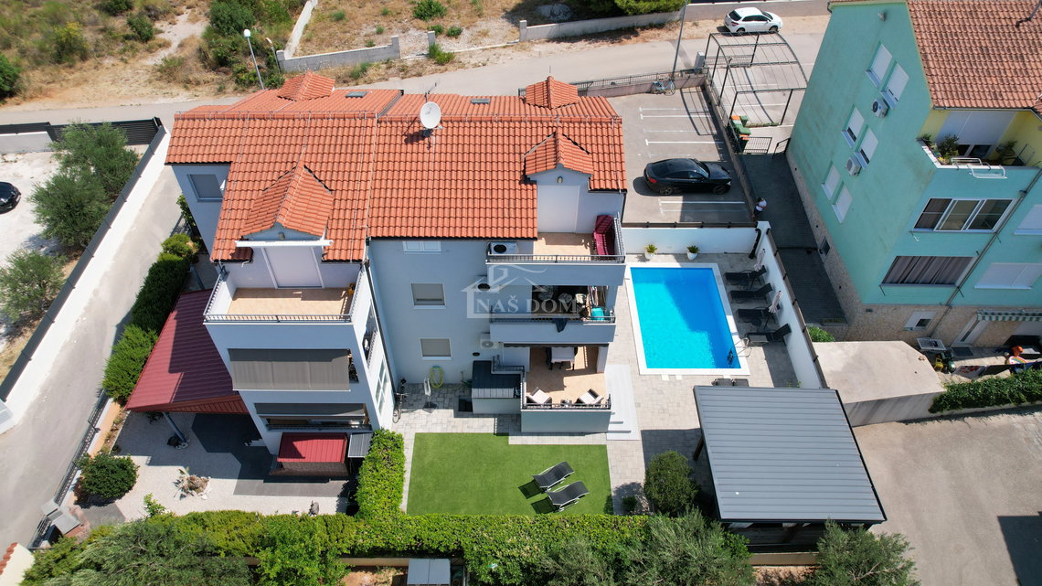 nekretnine vodice, stan s privatnim vrtom i bazenom