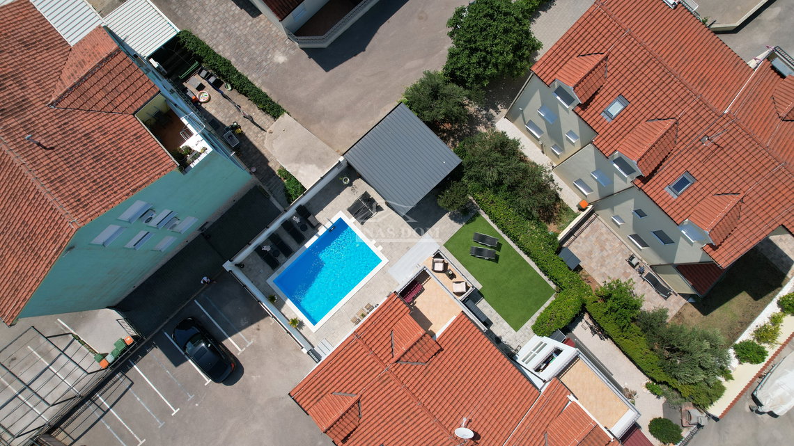 nekretnine vodice, stan s privatnim vrtom i bazenom