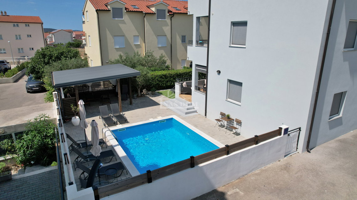 nekretnine vodice, stan s privatnim vrtom i bazenom