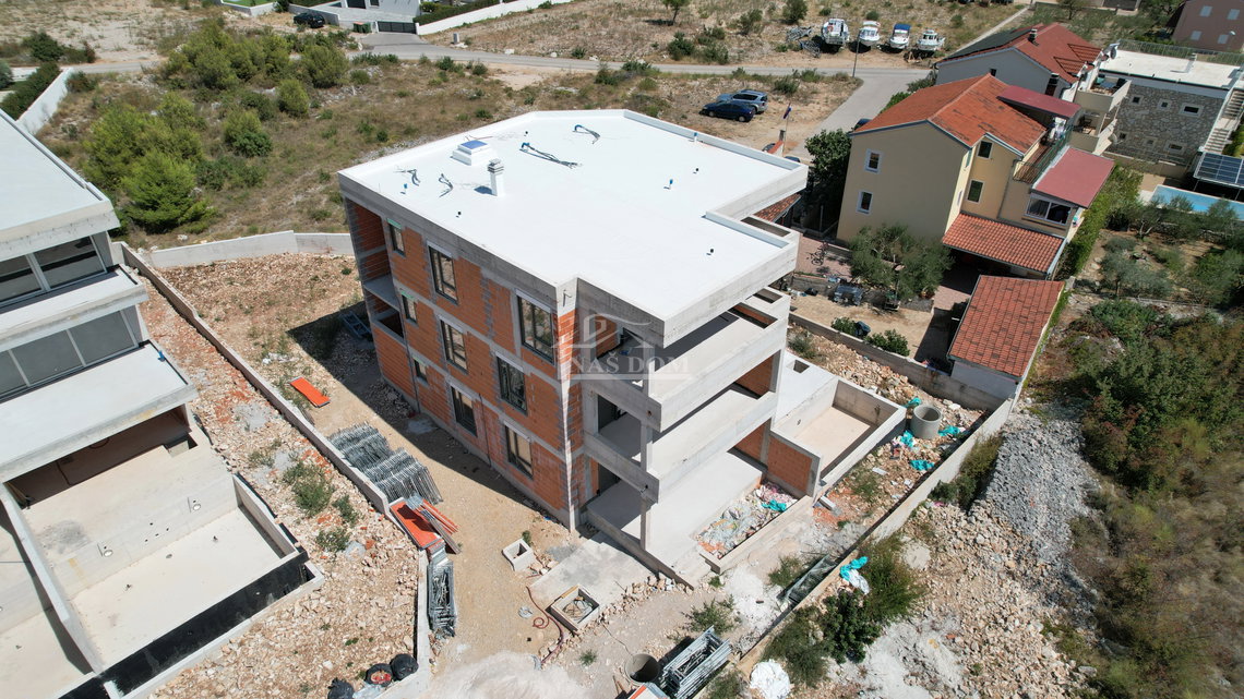 Luksuzni penthouse u Vodicama s panoramskim pogledom na more