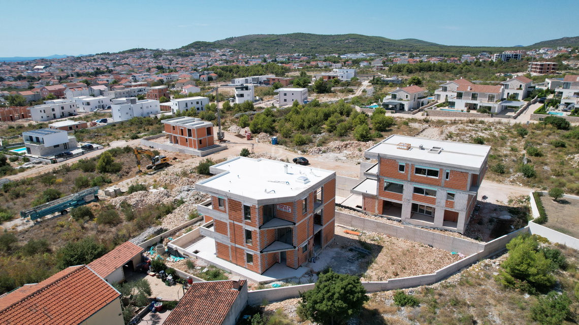 Luksuzni penthouse u Vodicama s panoramskim pogledom na more