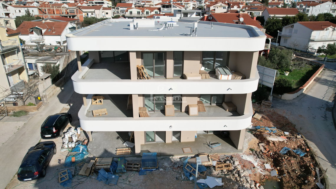 VODICE - LUKSUZNI STANOVI U NOVOGRADNJI S LIFTOM, 50m OD PLAŽE