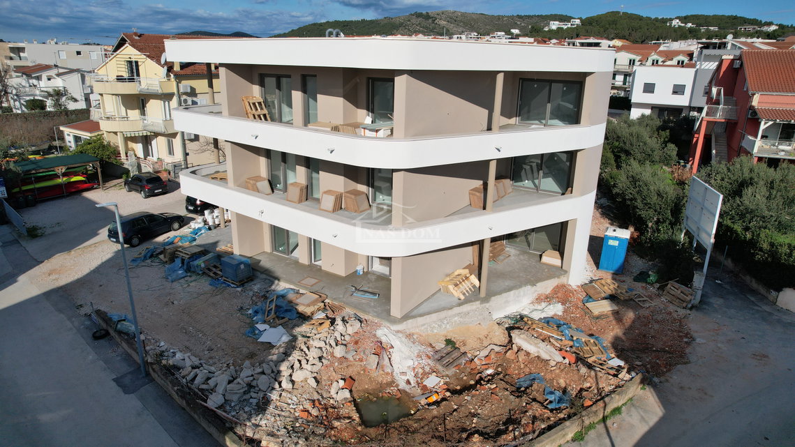 VODICE - LUKSUZNI STANOVI U NOVOGRADNJI S LIFTOM, 50m OD PLAŽE
