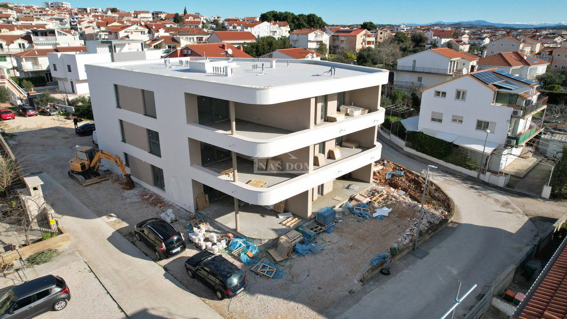 VODICE - LUKSUZNI STANOVI U NOVOGRADNJI S LIFTOM, 50m OD PLAŽE
