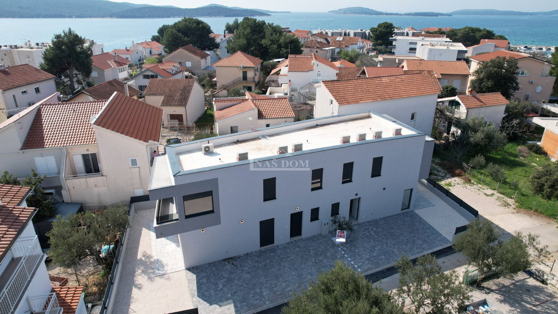 Žaborić – moderna dvojna kuća S1, 70 m od mora, novogradnja s vrtom i terasom