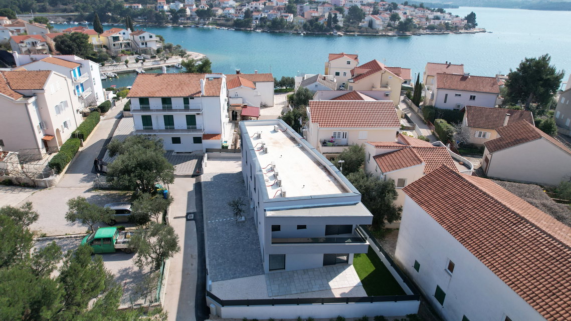 Žaborić - Dvojna kuća S2, 70 m od mora, novogradnja s vrtom i terasom