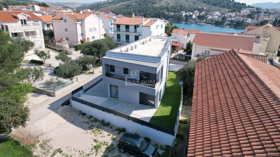 Žaborić – moderna dvojna kuća S1, 70 m od mora, novogradnja s vrtom i terasom