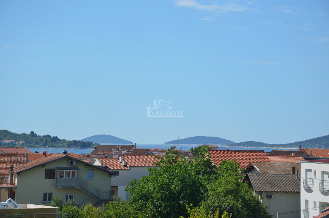 Penthouse u širem centru Vodica – moderna novogradnja s liftom