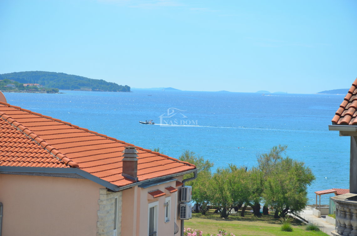 vodice nekretnine stan s liftom i pogledom na more