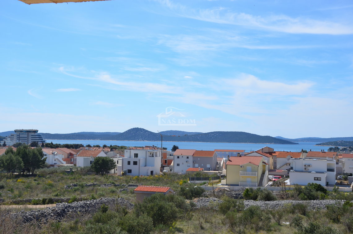 Vodice - Luksuzni dvoetažni stan S2 s bazenom i vrtom, pogled na more
