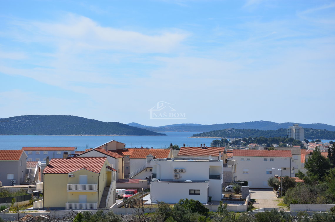 Vodice - Luksuzni dvoetažni stan S2 s bazenom i vrtom, pogled na more